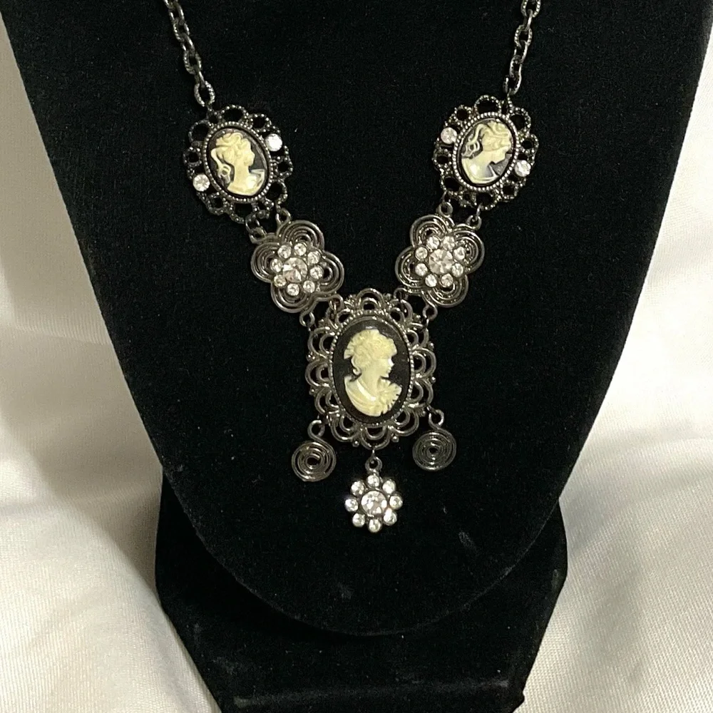 PULSE Cameo Necklace - Picture 3 of 5